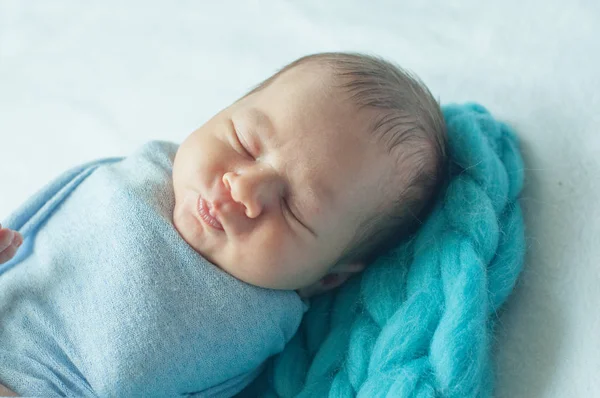 Niedliches Kleines Baby Einer Blauen Decke Auf Dem Bett Hause — Stockfoto