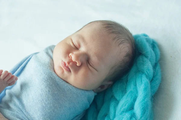 Niedliches Kleines Baby Einer Blauen Decke Auf Dem Bett Hause — Stockfoto