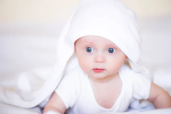 Cute Little Baby White Towel Bath Bed Home — Stock Photo, Image