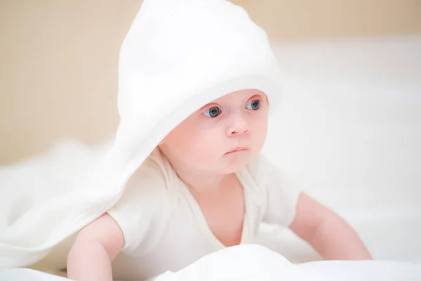 Bayi Kecil Lucu Dengan Handuk Putih Setelah Mandi Tempat Tidur — Stok Foto