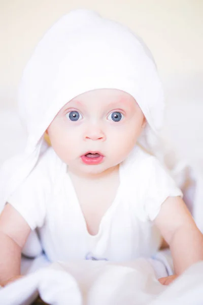 Söt Liten Baby Vit Handduk Efter Bad Sängen Hemma — Stockfoto