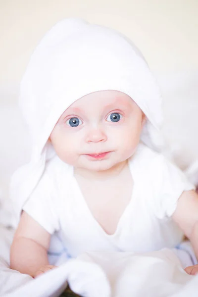 Carino Piccolo Bambino Asciugamano Bianco Dopo Bagno Sul Letto Casa — Foto Stock