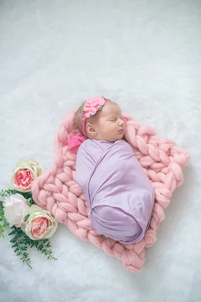 完美的新生女婴在粉红色的毯子与粉红色的敷料与鲜花 — 图库照片