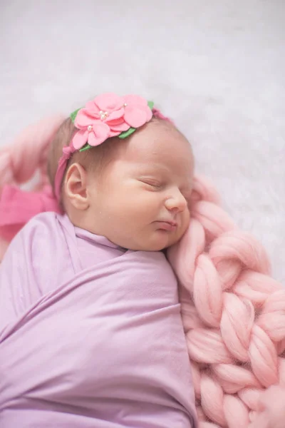 Niña Perfecta Recién Nacida Manta Rosa Con Vestidor Rosa Con — Foto de Stock