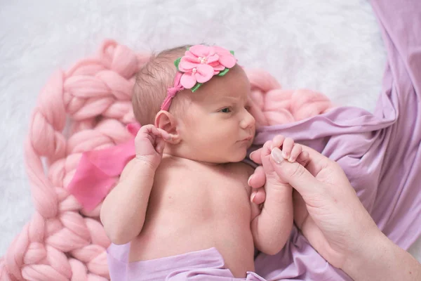 Niña Perfecta Recién Nacida Manta Rosa Con Vestidor Rosa Con — Foto de Stock