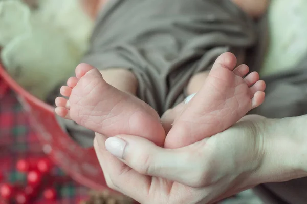 Pequeño Pie Bebé Recién Nacido Una Cesta Navidad Decorada Con —  Fotos de Stock