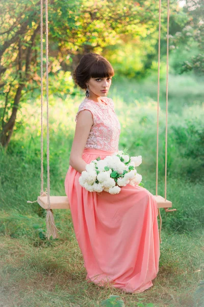 Aantrekkelijk Jong Meisje Een Lange Jurk Met Witte Bloemen Haar — Stockfoto