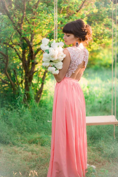 Aantrekkelijk Jong Meisje Een Lange Jurk Met Witte Bloemen Haar — Stockfoto