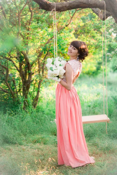 Attraktiv Ung Flicka Lång Klänning Med Vita Blommor Händerna Gunga — Stockfoto