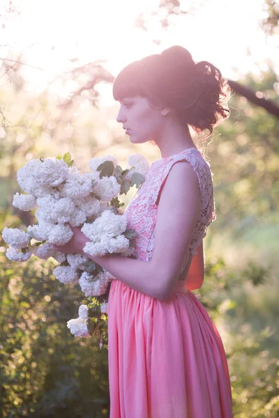 Atraktivní Mladá Dívka Dlouhých Šatech Bílými Květy Dlaních Letním Parku — Stock fotografie