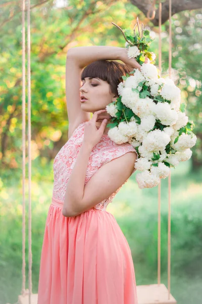 Jovem Atraente Vestido Longo Com Flores Brancas Suas Mãos Balanço — Fotografia de Stock