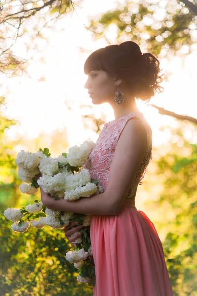 Atraktivní Mladá Dívka Dlouhých Šatech Bílými Květy Dlaních Letním Parku — Stock fotografie
