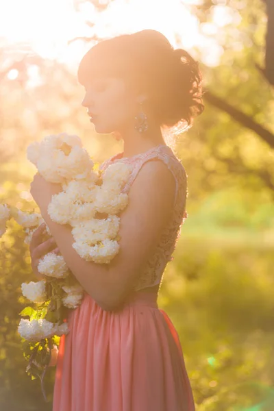 Aantrekkelijk Jong Meisje Een Lange Jurk Met Witte Bloemen Haar — Stockfoto