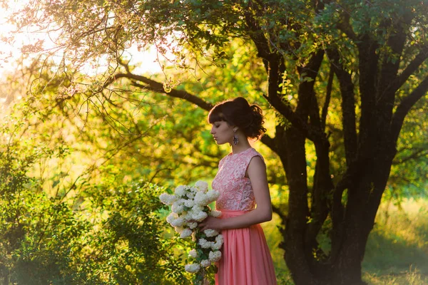 Attraktive Junge Mädchen Einem Langen Kleid Mit Weißen Blumen Den — Stockfoto