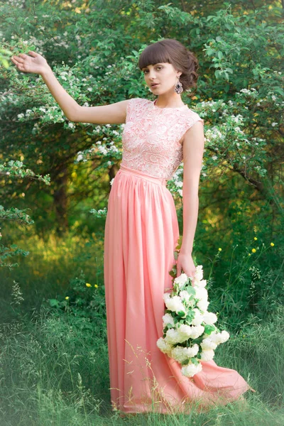 Muchacha Atractiva Vestido Largo Con Flores Blancas Las Manos Parque —  Fotos de Stock