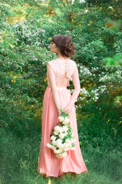 Aantrekkelijk Jong Meisje Een Lange Jurk Met Witte Bloemen Haar — Stockfoto