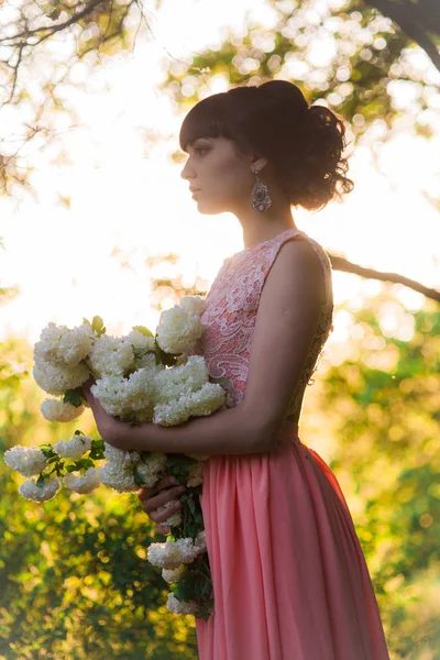 Jovem Atraente Vestido Longo Com Flores Brancas Suas Mãos Parque — Fotografia de Stock