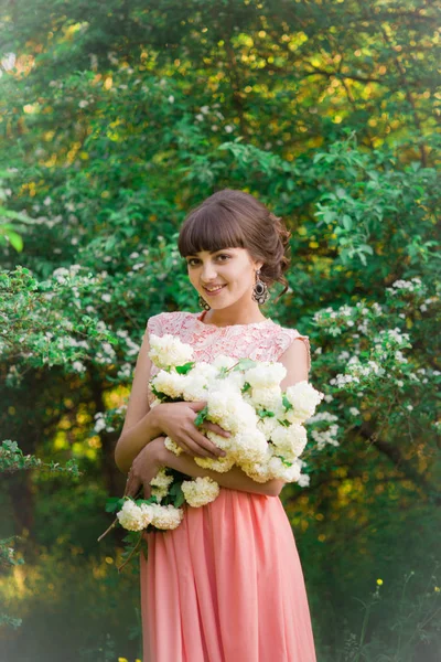 Jovem Atraente Vestido Longo Com Flores Brancas Suas Mãos Parque — Fotografia de Stock