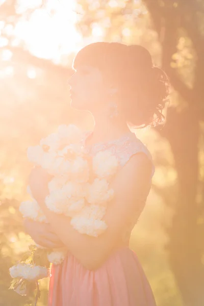 Приваблива Молода Дівчина Довгій Сукні Білими Квітами Руках Літньому Парку — стокове фото