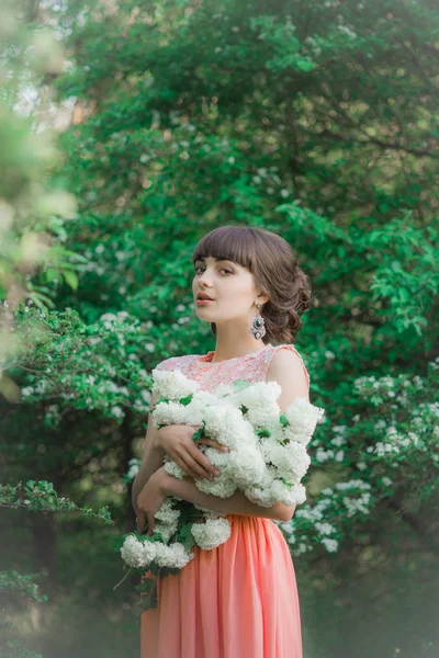 Aantrekkelijk Jong Meisje Een Lange Jurk Met Witte Bloemen Haar — Stockfoto