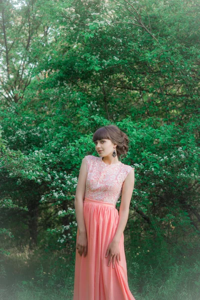 Jovem Menina Atraente Vestido Longo Parque Verão Pôr Sol — Fotografia de Stock