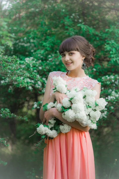 Ελκυστικό Νεαρό Κορίτσι Ένα Μακρύ Φόρεμα Λευκά Λουλούδια Στα Χέρια — Φωτογραφία Αρχείου