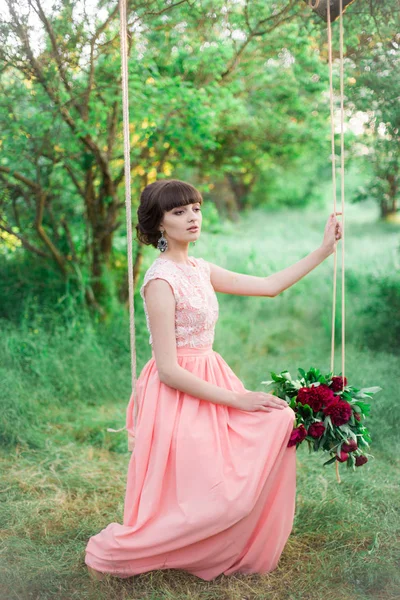 Ελκυστικό Νεαρό Κορίτσι Ένα Μακρύ Φόρεμα Ένα Μπουκέτο Από Παιώνιες — Φωτογραφία Αρχείου