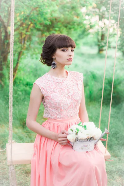 Jong Aantrekkelijk Meisje Een Lange Jurk Met Witte Bloemen Haar — Stockfoto