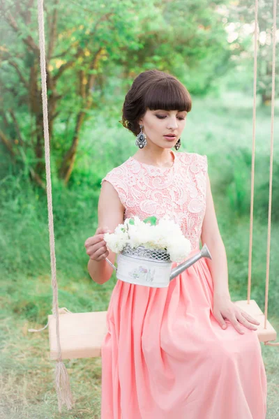 Jong Aantrekkelijk Meisje Een Lange Jurk Met Witte Bloemen Haar — Stockfoto