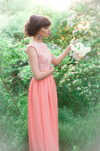 Νεαρό Ελκυστικό Κορίτσι Ένα Μακρύ Φόρεμα Λευκά Λουλούδια Στα Χέρια — Φωτογραφία Αρχείου