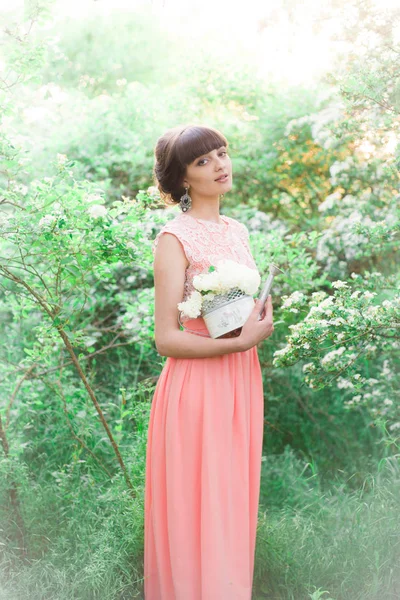 Menina Atraente Nova Vestido Longo Com Flores Brancas Suas Mãos — Fotografia de Stock