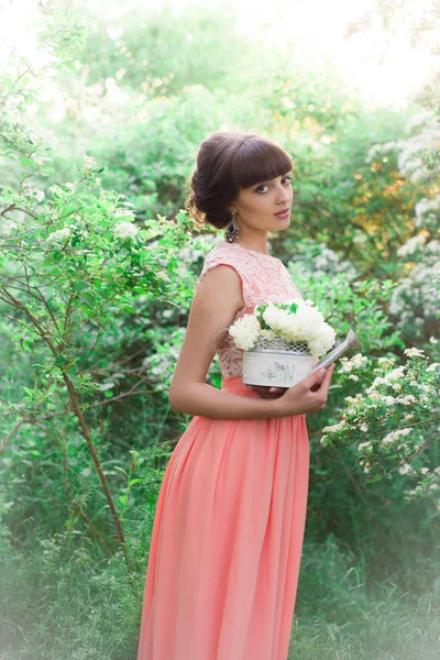 Joven Chica Atractiva Vestido Largo Con Flores Blancas Sus Manos —  Fotos de Stock