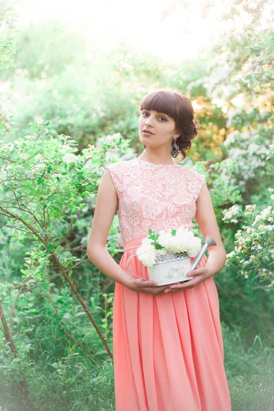 Menina Atraente Nova Vestido Longo Com Flores Brancas Suas Mãos — Fotografia de Stock