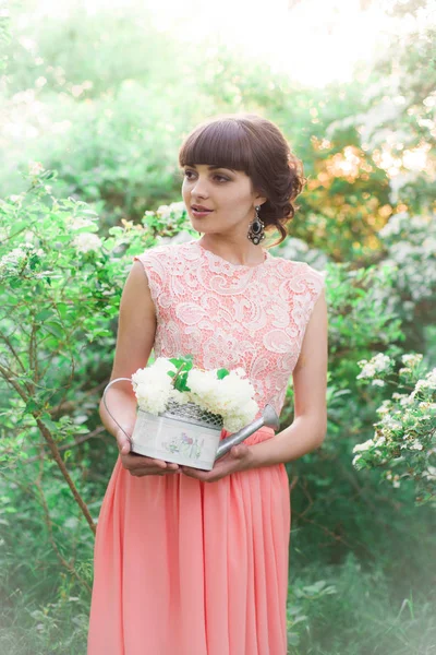 Aantrekkelijk Jong Meisje Een Lange Jurk Met Witte Bloemen Haar — Stockfoto