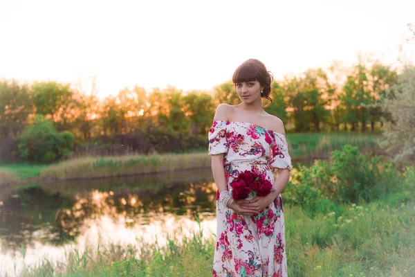 Giovane Ragazza Attraente Abito Lungo Con Peonie Bordeaux Tra Mani — Foto Stock