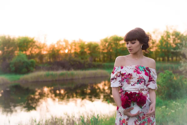 Giovane Ragazza Attraente Abito Lungo Con Peonie Bordeaux Tra Mani — Foto Stock