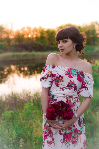 Menina Atraente Nova Vestido Longo Com Peônias Bordô Suas Mãos — Fotografia de Stock