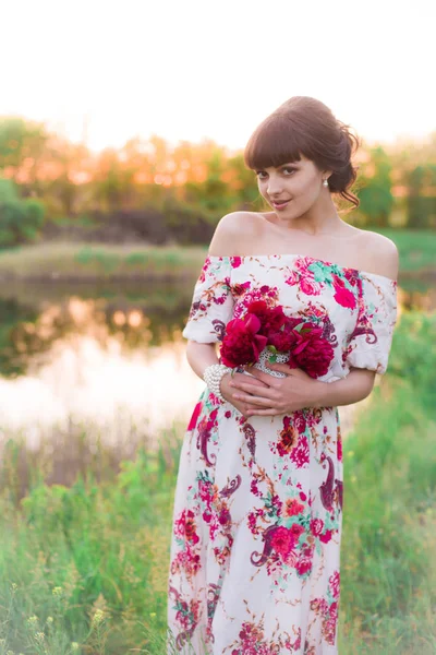 Joven Chica Atractiva Vestido Largo Con Peonías Borgoña Sus Manos —  Fotos de Stock