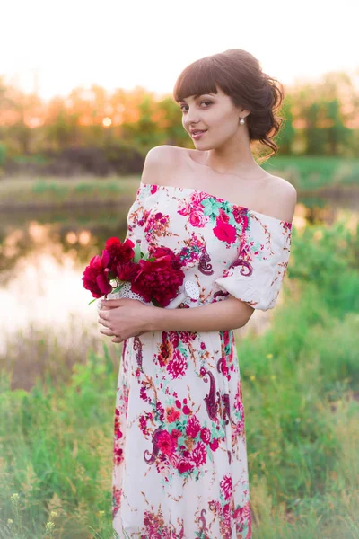 Joven Chica Atractiva Vestido Largo Con Peonías Borgoña Sus Manos —  Fotos de Stock