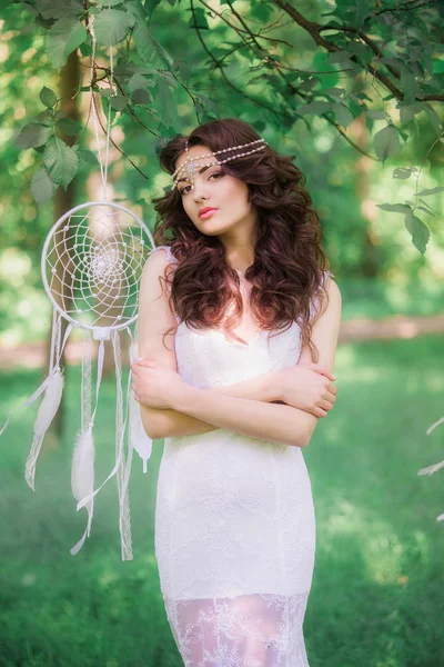 Menina Atraente Nova Vestido Branco Longo Com Penteado Bonito Com — Fotografia de Stock