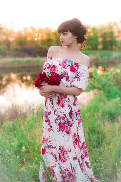 Menina Atraente Nova Vestido Longo Com Peônias Bordô Suas Mãos — Fotografia de Stock