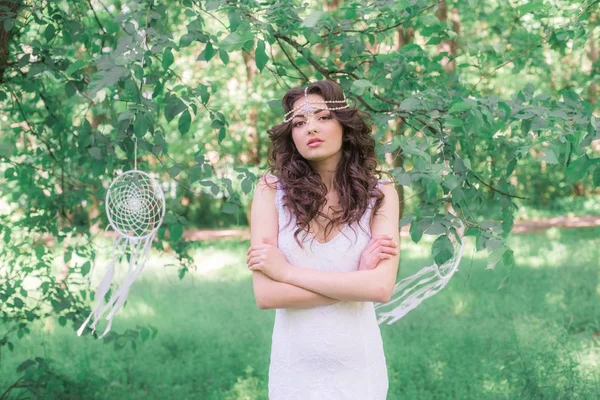 Giovane Ragazza Attraente Abito Lungo Bianco Con Una Bella Acconciatura — Foto Stock