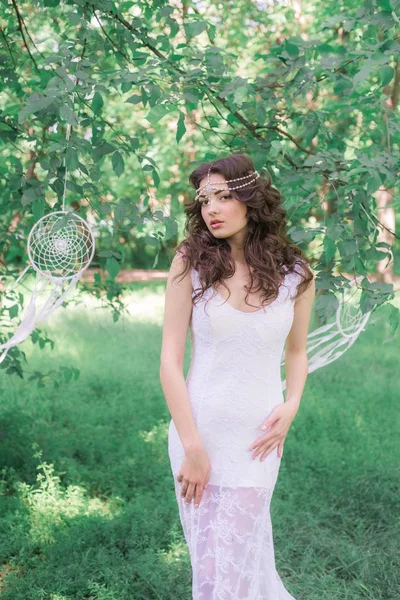 Menina Atraente Nova Vestido Branco Longo Com Penteado Bonito Com — Fotografia de Stock