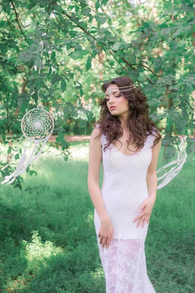 Menina Atraente Nova Vestido Branco Longo Com Penteado Bonito Com — Fotografia de Stock