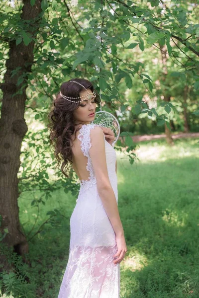 Menina Atraente Nova Vestido Branco Longo Com Penteado Bonito Com — Fotografia de Stock