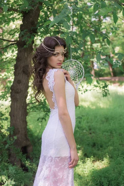 Νεαρό Ελκυστικό Κορίτσι Ένα Μακρύ Λευκό Φόρεμα Ένα Όμορφο Χτένισμα — Φωτογραφία Αρχείου