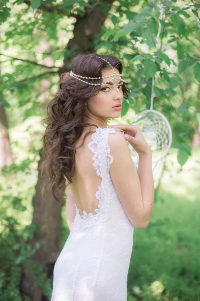 Menina Atraente Nova Vestido Branco Longo Com Penteado Bonito Com — Fotografia de Stock