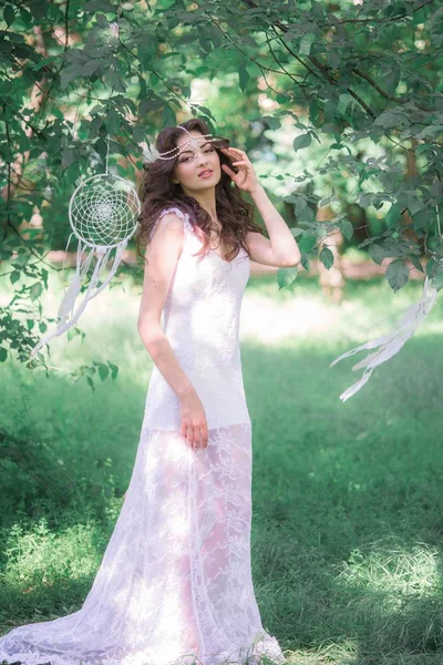 Menina Atraente Nova Vestido Branco Longo Com Penteado Bonito Com — Fotografia de Stock