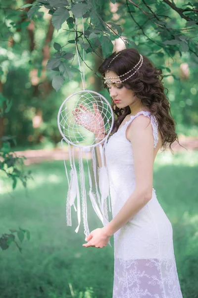 Joven Chica Atractiva Vestido Blanco Largo Con Hermoso Peinado Con —  Fotos de Stock