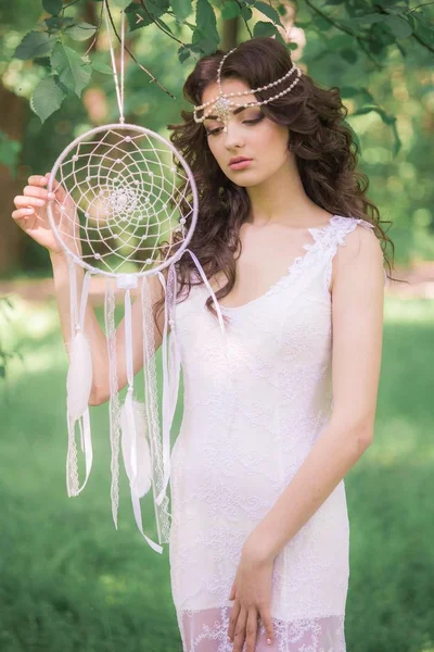 Menina Atraente Nova Vestido Branco Longo Com Penteado Bonito Com — Fotografia de Stock